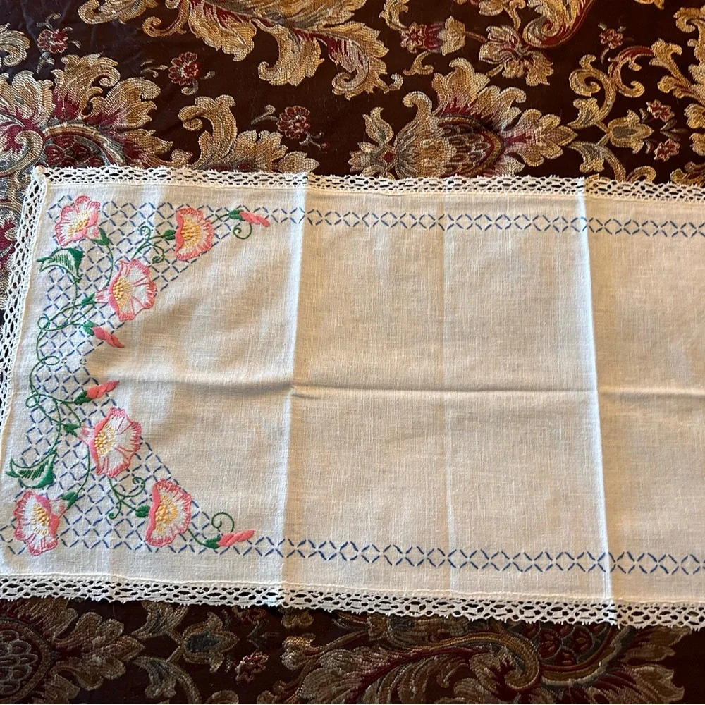 Vintage White Linen & Pink‎ Needlepoint Rose w/Lace Table Runner